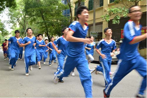 Trường Nguyễn Tất Thành hưởng ứng "Giải chạy vì hòa bình báo Hà Nội Mới lần thứ 39 năm 2012"