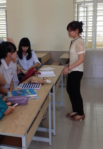 Sinh viên khoa Hóa hỗ trợ lớp 12 ôn thi tốt nghiệp 