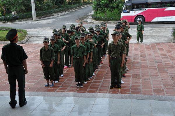 Này nhé, chúng tớ đã bắt đầu khóa huấn luyện quân sự