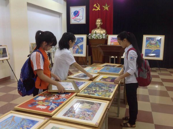 Gấp rút hoàn thành triển lãm tranh