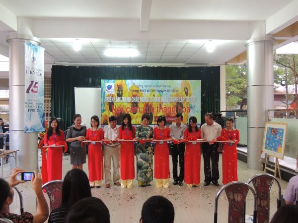 Khai mạc Triển lãm tranh “Nơi cảm xúc thăng hoa” chào mừng 15 năm ngày thành lập trường