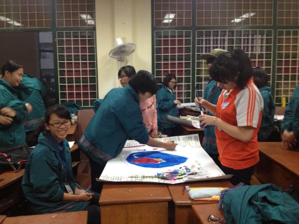 "Poster - Presentation": Phép lạ giữa mùa thi
