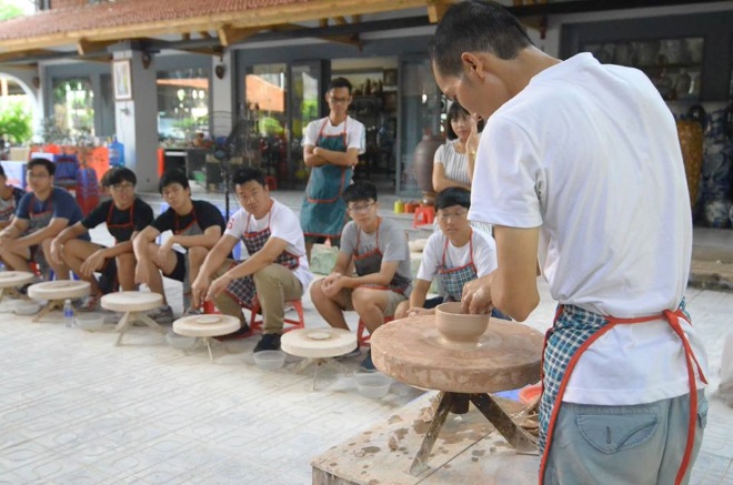 Khám phá làng gốm Bát Tràng cùng Raffles Institution