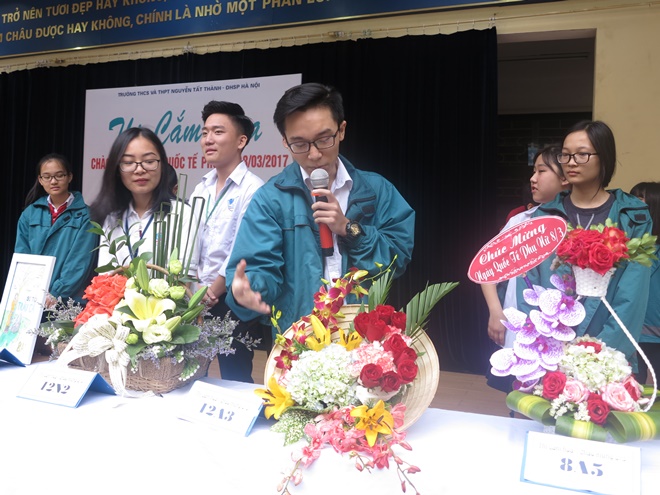 Những bông hoa tươi nở giữa vườn đời