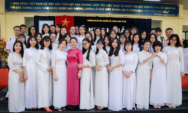 “Ngày khai trường, áo lụa gió thu bay…”