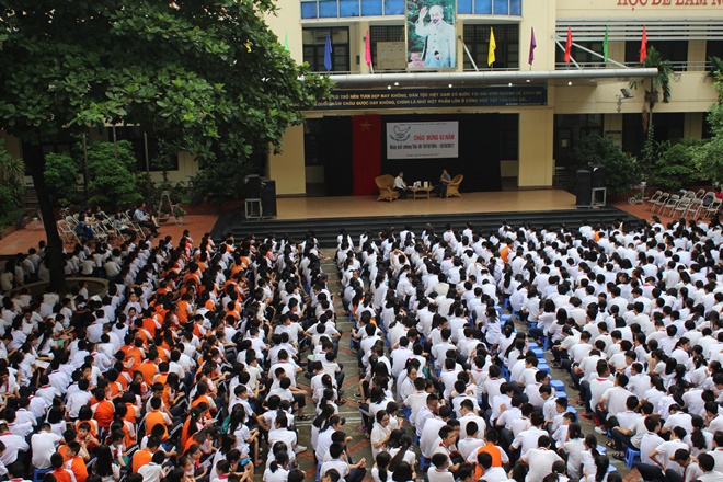 “Ngược dòng lịch sử” trong giờ Sinh hoạt dưới cờ: Chào mừng 63 ngày Giải phóng Thủ đô Hà Nội (10/10/1954 – 10/10/2017)