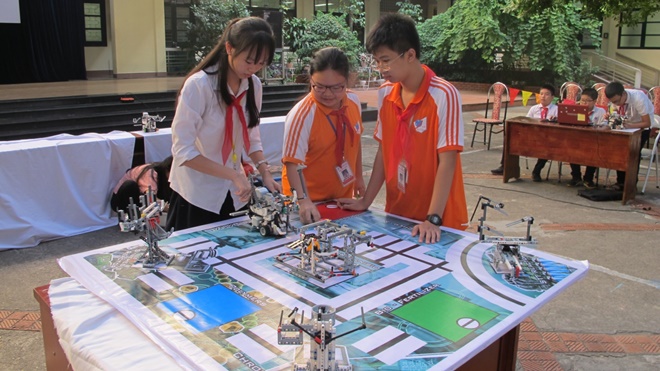 Cuộc đua tranh của những tài năng lắp ráp Robot - Ngày hội STEM cấp trường năm 2017