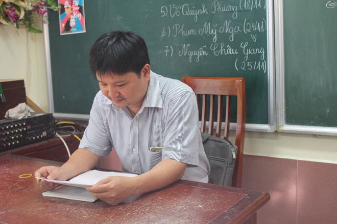 Người cha cầm phấn trắng