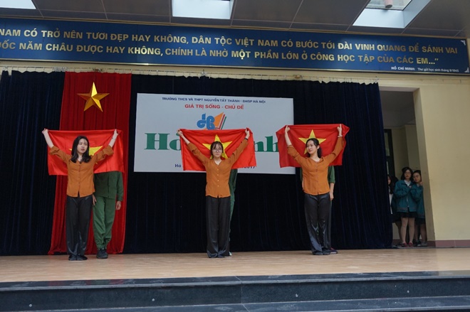 Giờ Sinh hoạt dưới cờ với chủ Hòa Bình – niềm vui lan tỏa ngày đầu tuần