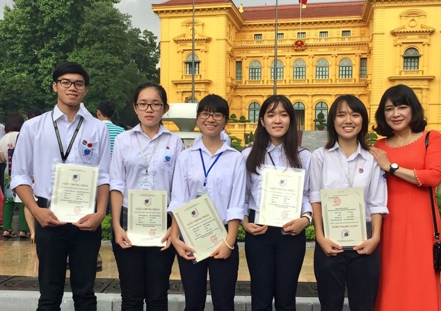 Người chở Lịch sử trên vai