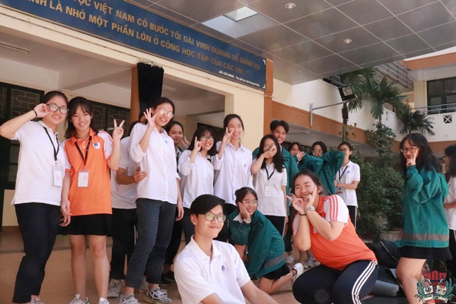 Chuẩn bị văn nghệ nhân dịp mái trường mang tên Bác kỉ niệm 20 năm thành lập