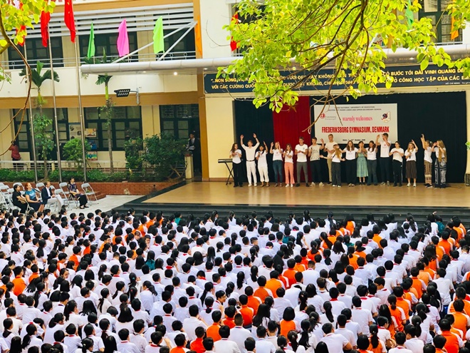 Chào đón Đoàn trường Frederiksborg Gymnasium đến thăm và làm việc tại Trường