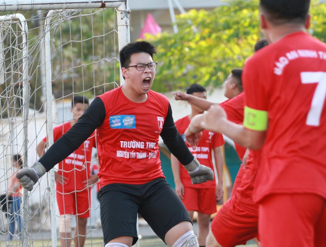 "Vua về nhì" THPT Nguyễn Tất Thành đi tiếp nhờ thắng luân lưu