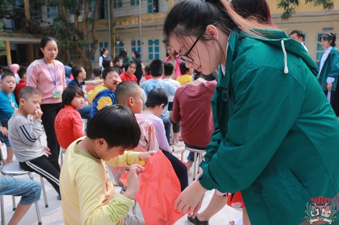 Hơn một chuyến đi từ thiện, đó là sự thấu hiểu