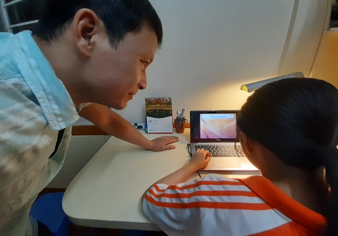 Phụ huynh đồng hành cùng con học trực tuyến trong mùa dịch