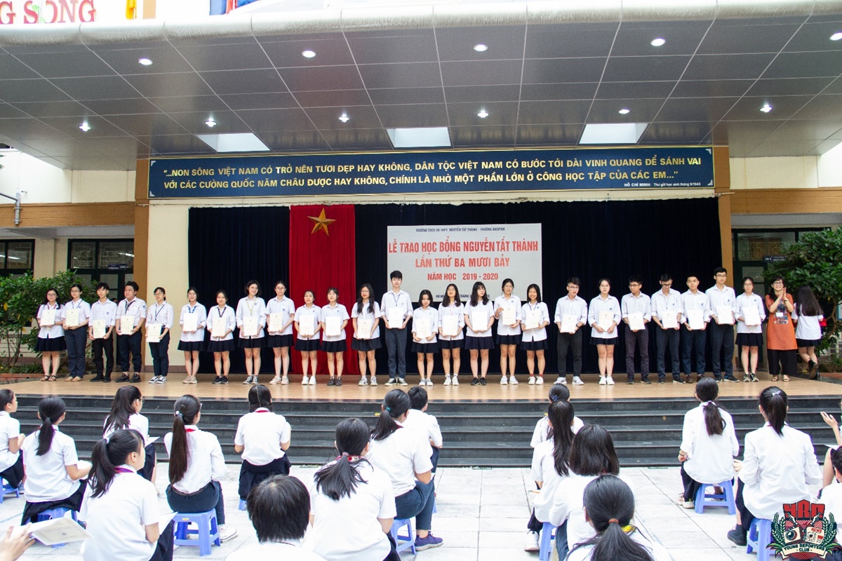 Niềm vui hân hoan trở lại trường: Giờ chào cờ “đầu tiên”