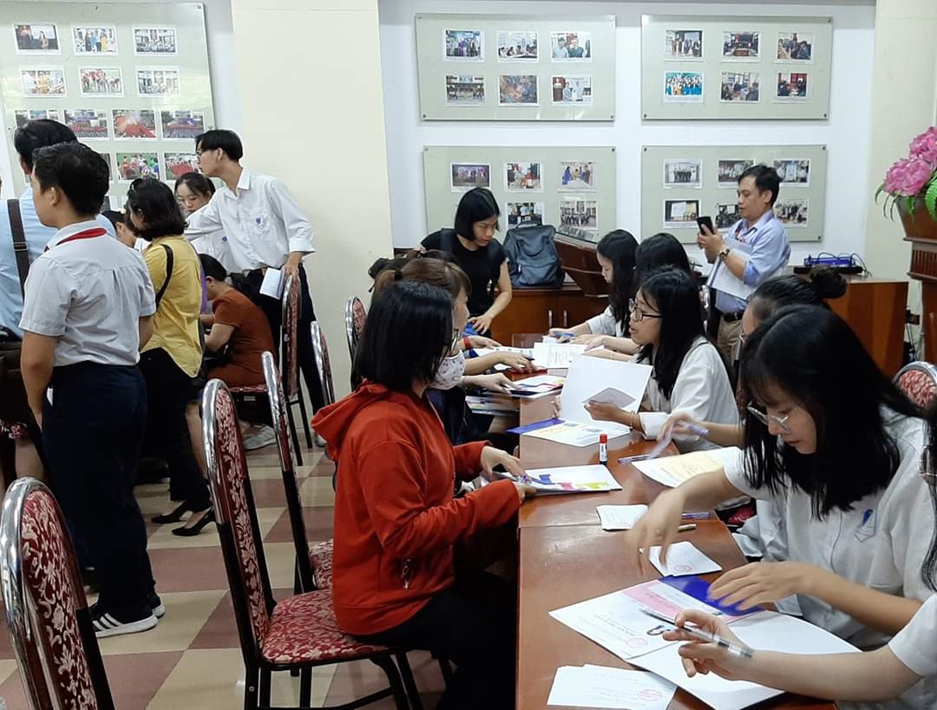 Tình nguyện viên – những chú ong tận tình trong công tác tuyển sinh của mái trường mang tên Bác