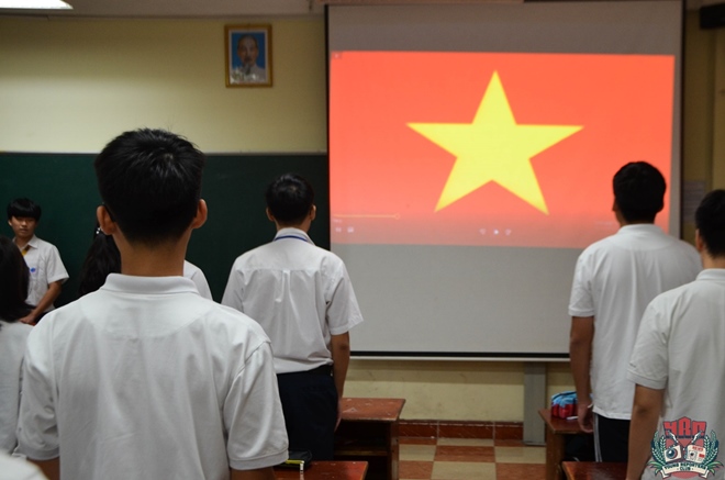 Giờ chào cờ: Giới thiệu CLB Tổ chức sự kiện, CLB Giao tiếp và CLB Tiếng Anh