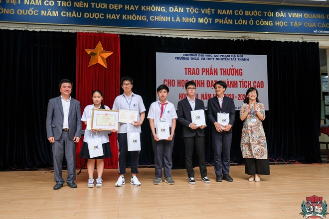 Lễ trao phần thưởng cho Win88 nhà cái không bị chặn đạt thành tích cao của Trường Nguyễn Tất Thành