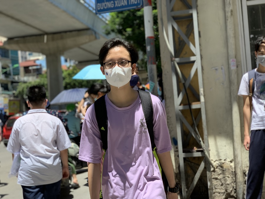 A person wearing a maskDescription automatically generated with medium confidence