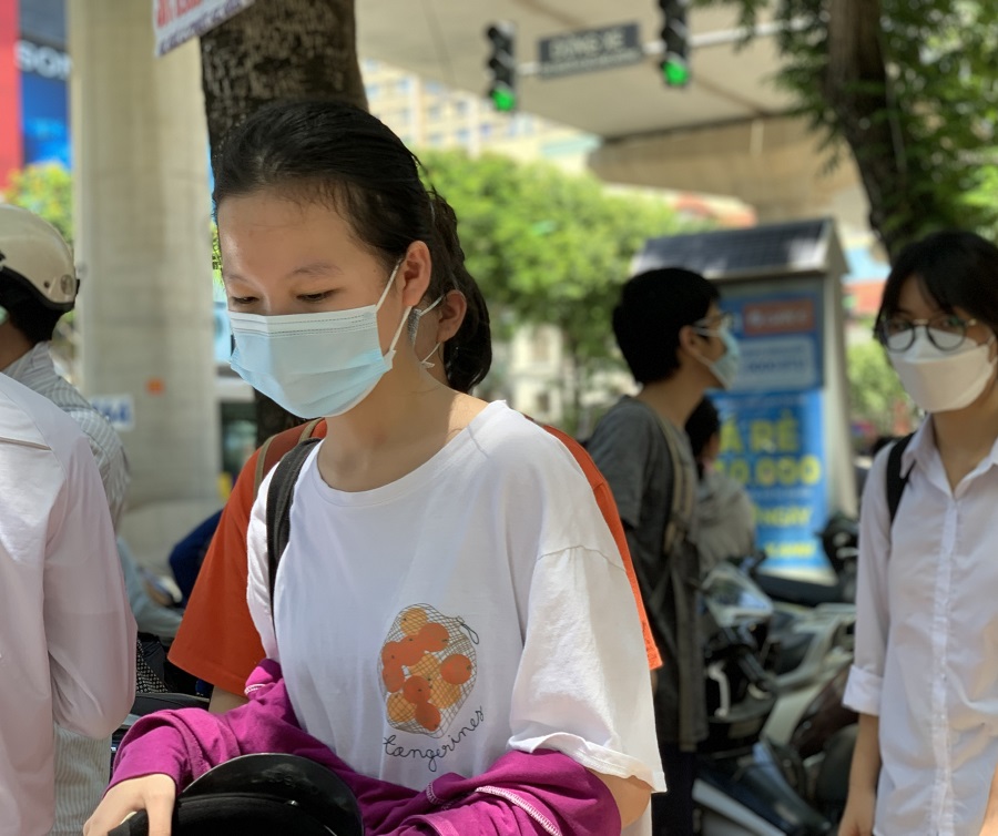 A person wearing a maskDescription automatically generated with medium confidence