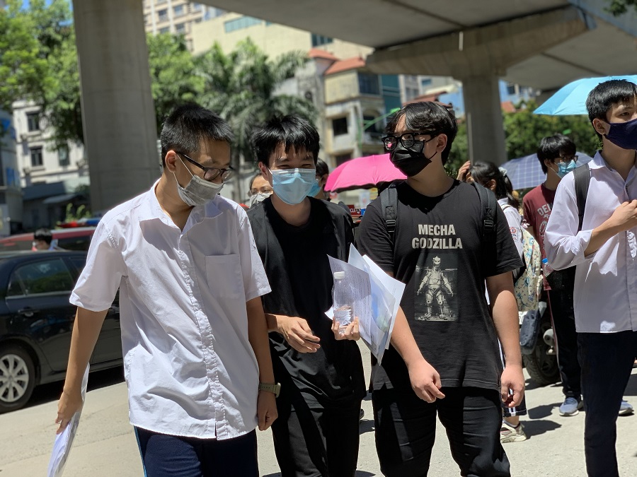 A picture containing person, outdoor, peopleDescription automatically generated