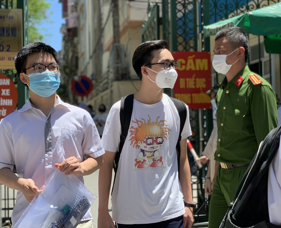 A group of people wearing face masksDescription automatically generated with medium confidence