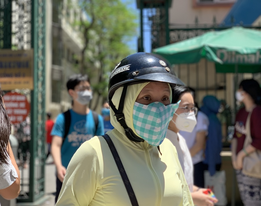 A person wearing a maskDescription automatically generated with low confidence
