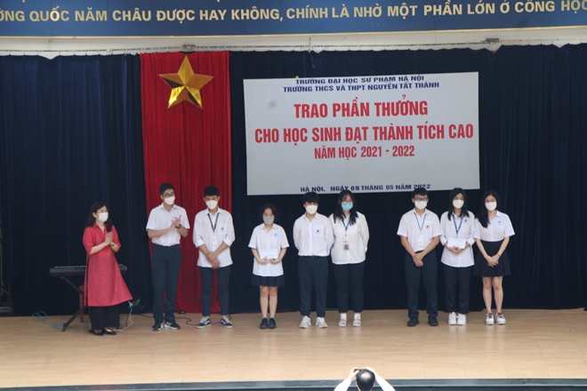 Những thanh âm rộn rã của giờ Chào cờ đầu tiên dưới sân trường