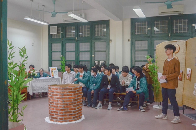 Hiện thực đen trắng qua lăng kính màu