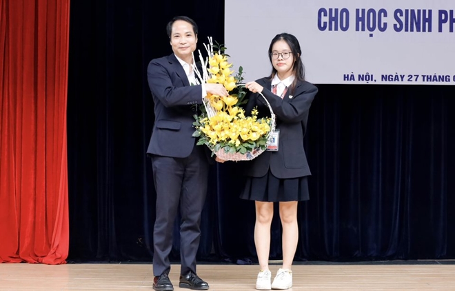 Sinh hoạt dưới cờ: Đón chào thầy tân Hiệu trưởng