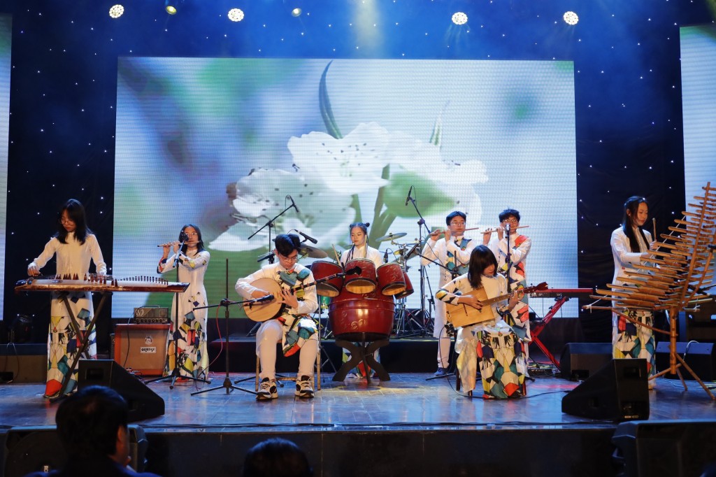 Đàn tranh, đàn T’rưng xuống phố cùng “Cô gái vót chông”...