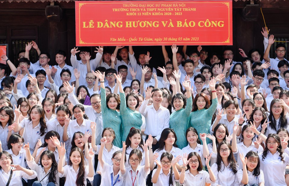 Lễ trưởng thành và lời nhắn nhủ của thầy hiệu trưởng về trách nhiệm tuổi 18