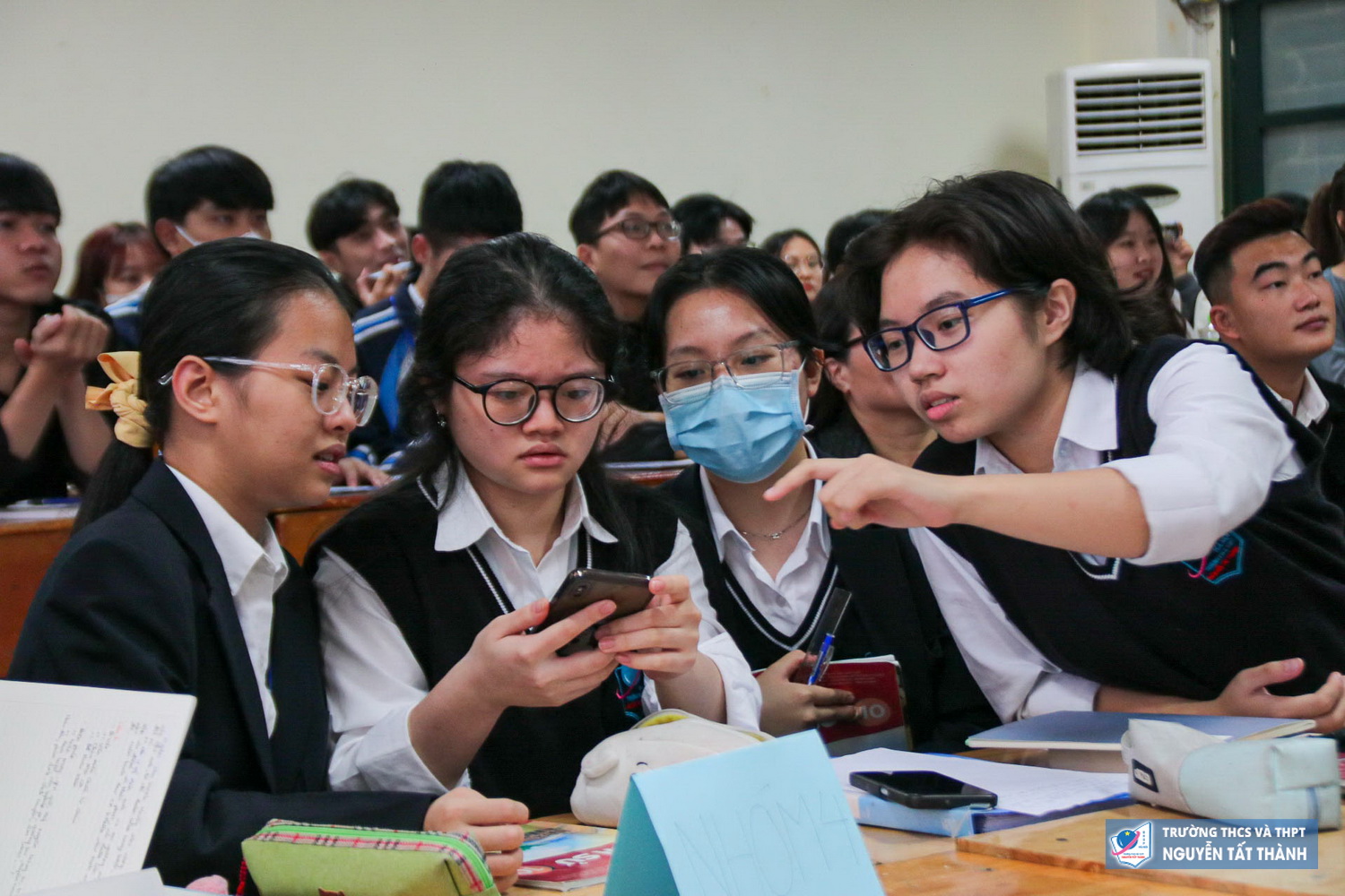 Sinh viên K70 khoa Lịch sử thực hành nghề tại trường Nguyễn Tất Thành