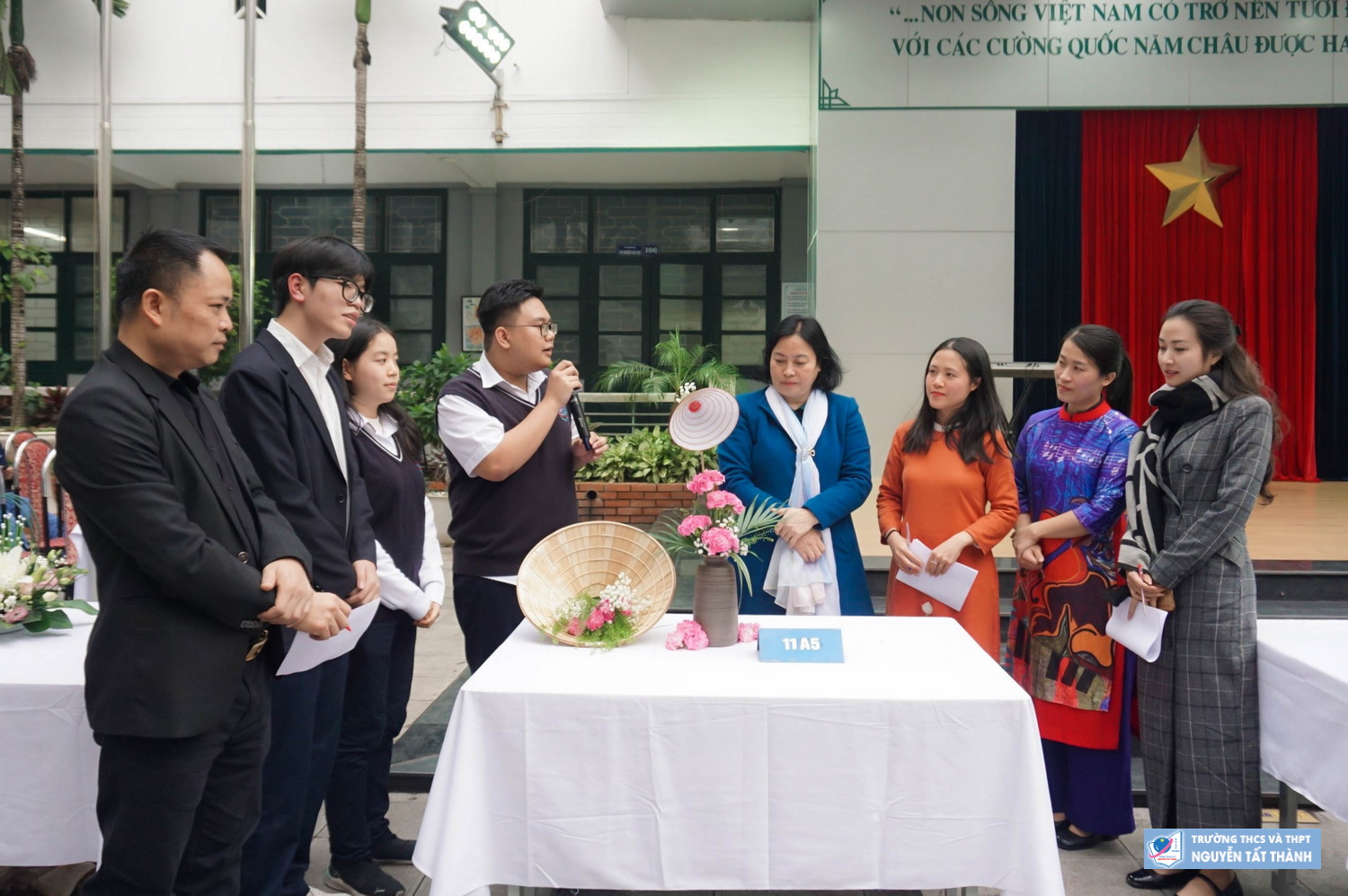 Hội thi cắm hoa 8/3: Tô vẽ nên “mùa xuân” của đất nước