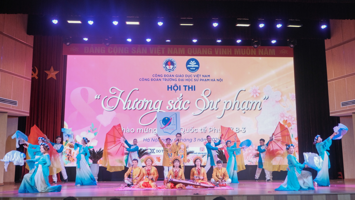“Sắc hương Nguyễn Tất Thành” tự hào trình diễn hát xẩm tại hội thi chào mừng ngày 8/3