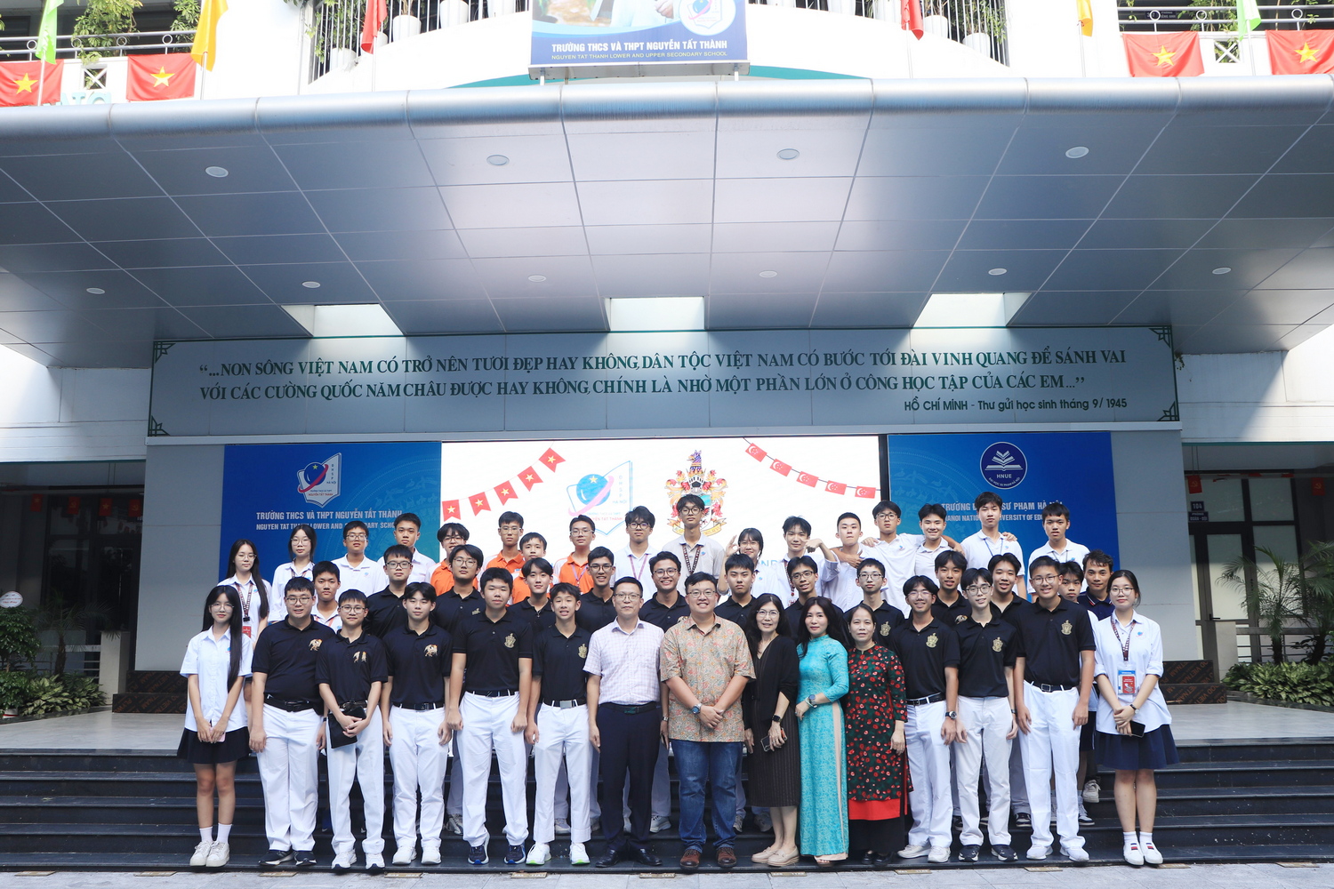 Nồng nhiệt chào đón đoàn Win88 nhàcái với kho game phong phú và Win88 nhà cái không bị chặn Raffles Institution tới giao lưu và trải nghiệm tại mái trường mang tên Bác
