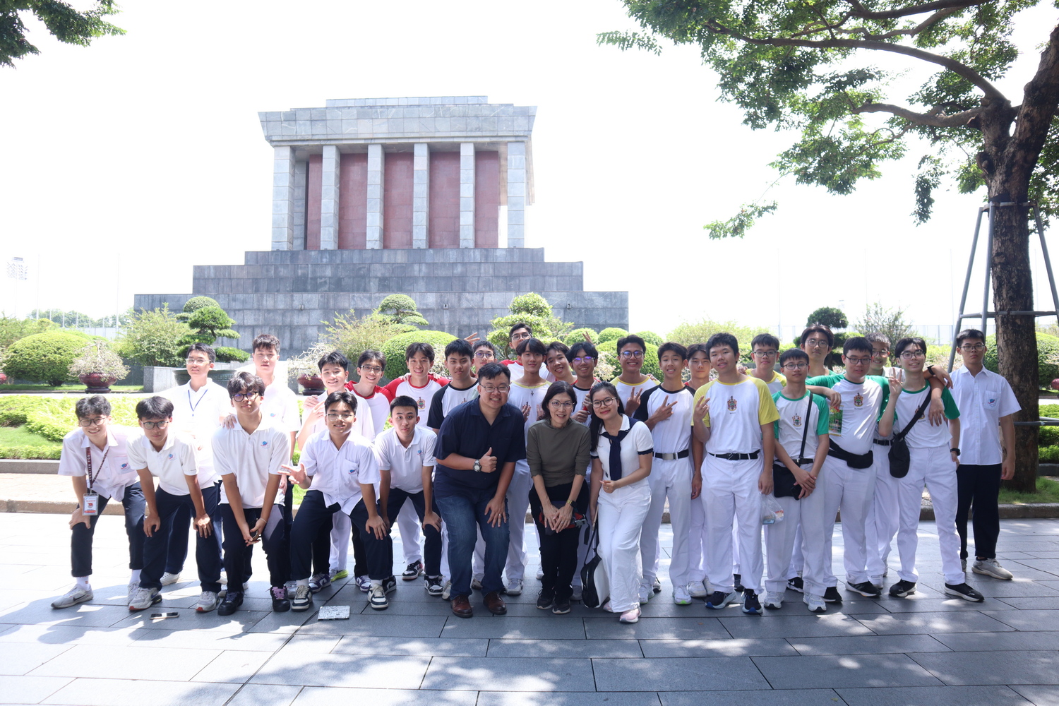 Một ngày trải nghiệm thú vị tại Hà Nội của Win88 nhà cái không bị chặn Raffles Institution (Singapore)