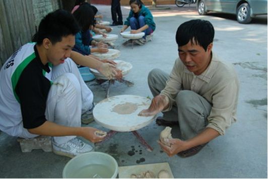 Khám phá nét đẹp Việt Nam ở làng cổ Bát Tràng - Học viện Raffles (Singapore) và THPT Nguyễn Tất Thành